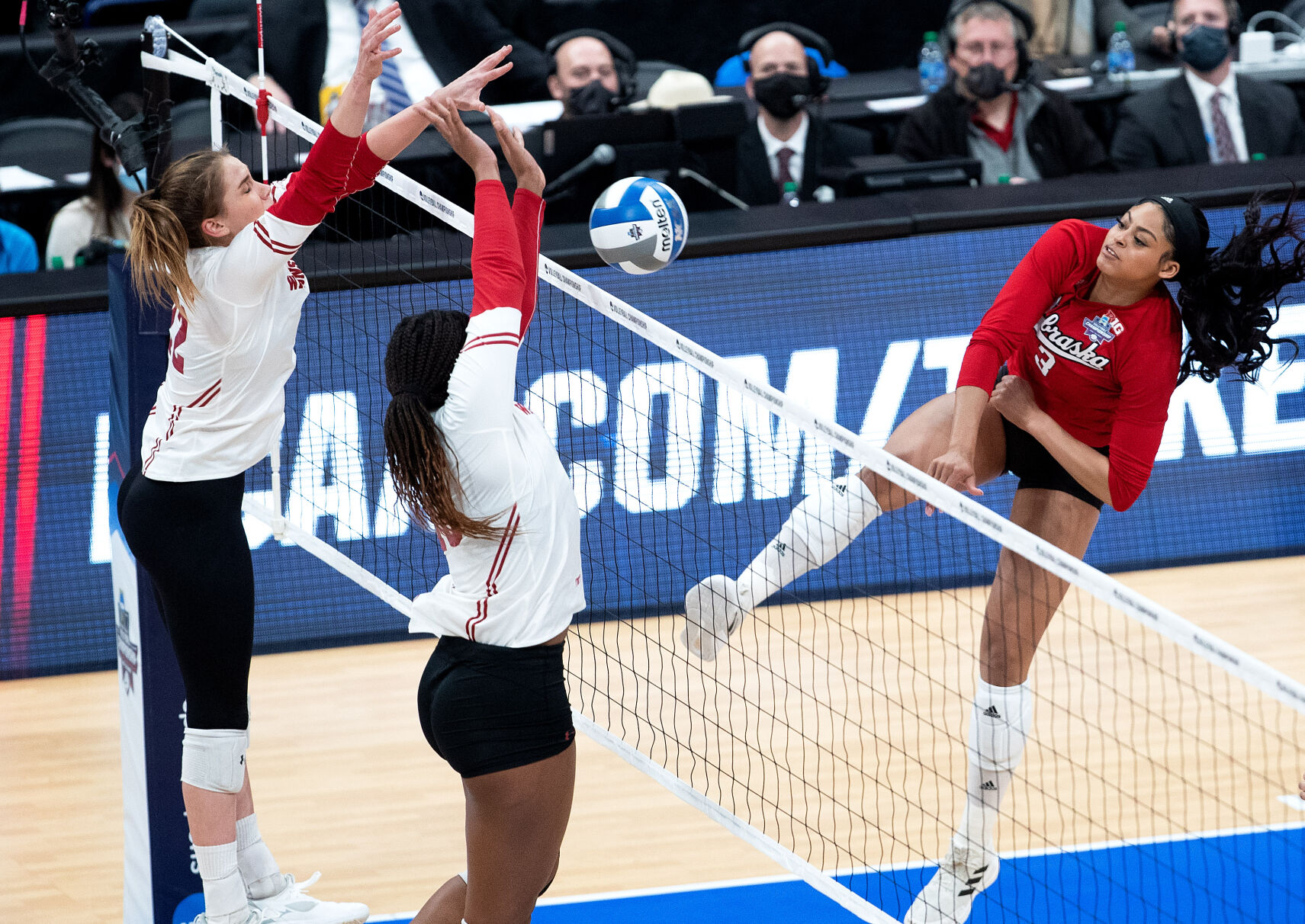121921-owh-spo-nuvolley44.jpg